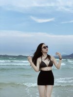 Hotgirl Trang Tây diện Bikini dạo biển